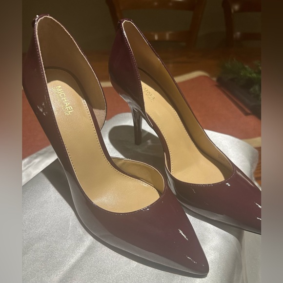 MICHAEL KORS MAROON PATENT LEATHER PUMPS SZ 8 LIKE NEW CONDITION - Picture 2 of 12